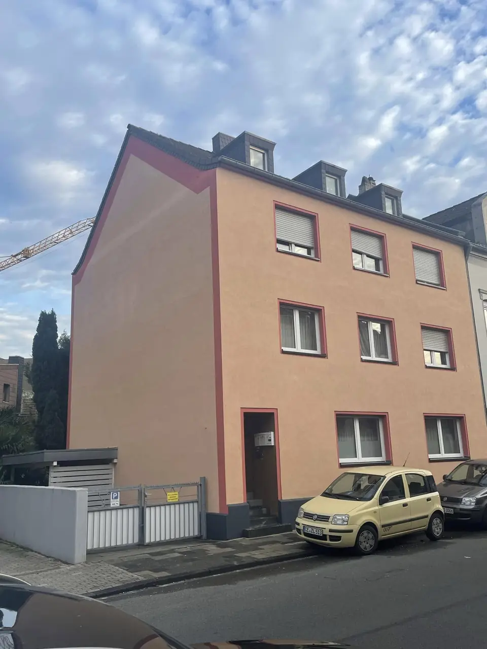 Mehrfamilienhaus mit sanierter Putzfassade in Apricot