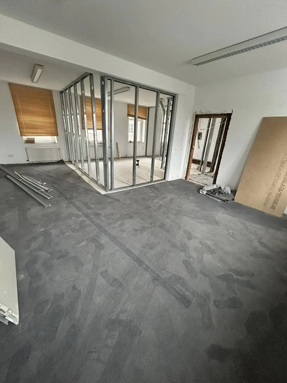 Büro mit neuem Ständerwerk aus Metallprofilen