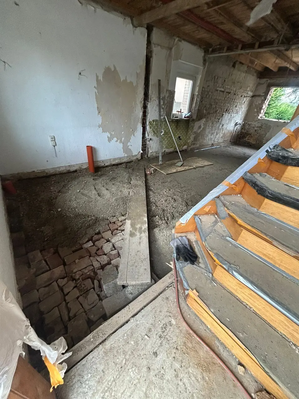 Vorher: Erdgeschoss im Rohzustand mit freigelegter Decke