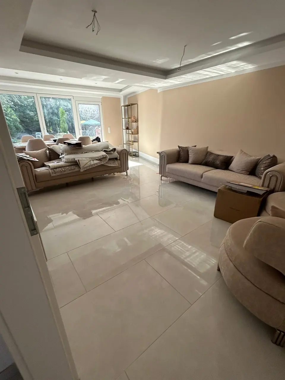 Saniertes Wohnzimmer mit abgehängter Decke und Großformatfliesen