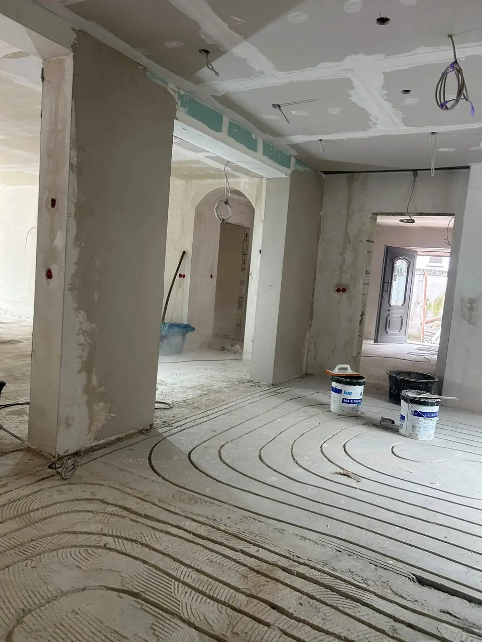 Eingefräste Fußbodenheizung in einem Altbau während der Sanierung