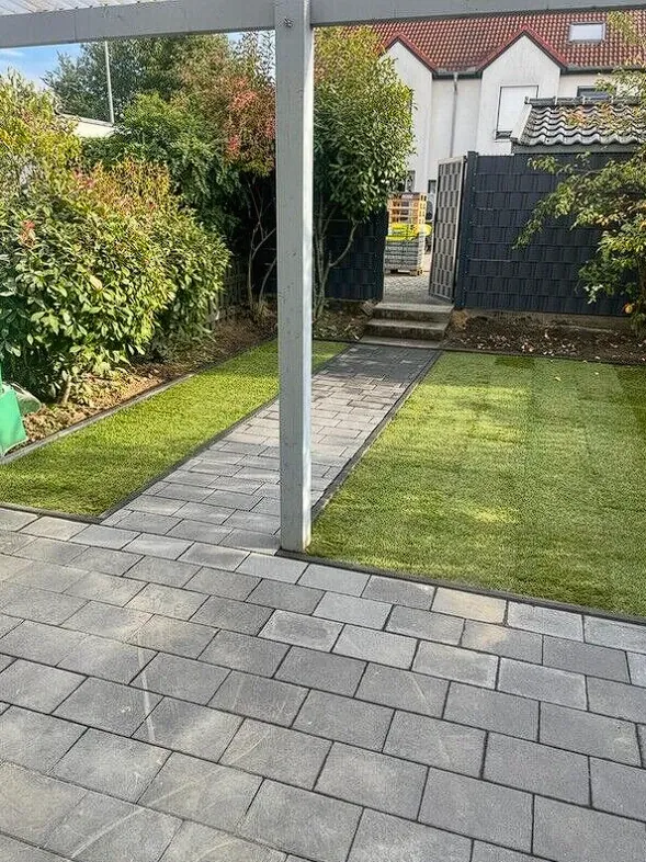 Neu angelegter Garten mit Plattenweg und Rollrasen